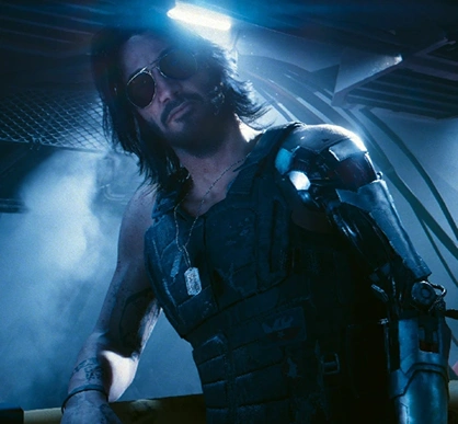 Een personage staat in schemerig licht met een metalen cybernetische arm, een zonnebril en een tactisch vest, in een futuristische, industriële omgeving