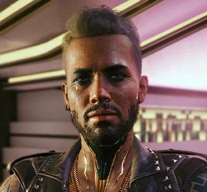 Een zelfverzekerde man met tatoeages en een baard staat met gekruiste armen in een futuristische kamer. Hij draagt een leren vest met studs, gouden kettingen en heeft een intense blik