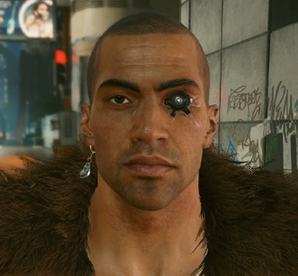 Een persoon met een cybernetisch oog en oorbellen, gekleed in een bontjas en ketting, staat in een ruige, stedelijke omgeving met graffiti op de muur, wat een futuristische sfeer uitstraalt